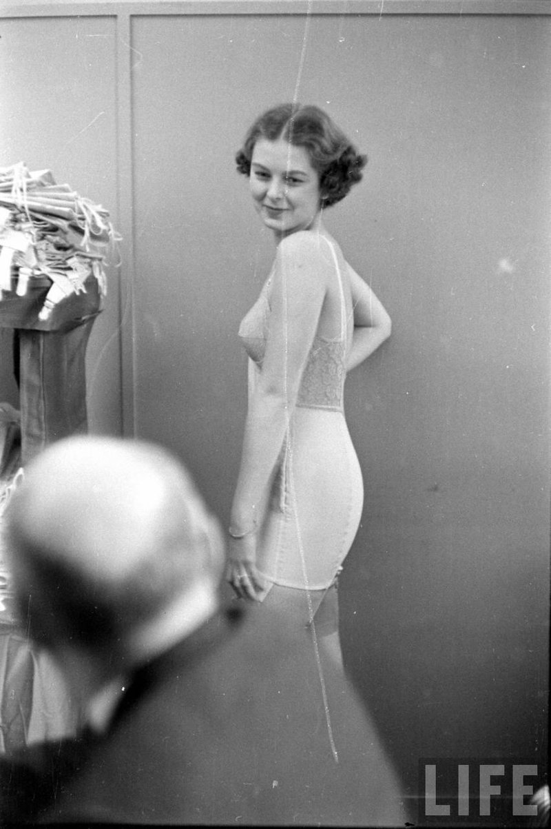 Винтажные фотографии с показа нижнего белья 40-х годов