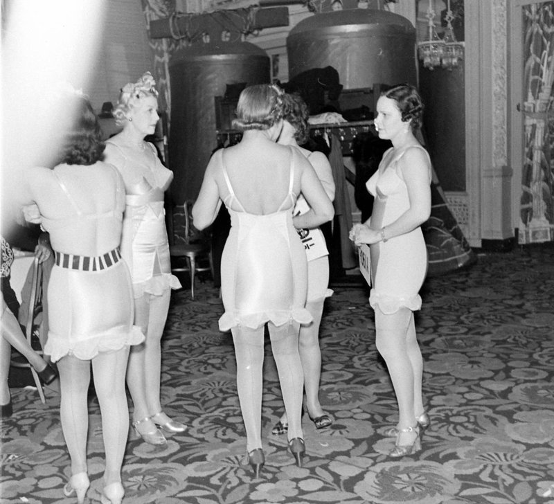 Винтажные фотографии с показа нижнего белья 40-х годов