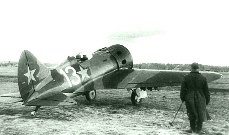 Советский истребитель И-16 с подвешенными неуправляемыми реактивными снарядами РС-82 на аэродроме перед вылетом. Фотография сделана в августе или осенью 1941 года и на ней И-16 тип 29 из состава 7-го истребительного авиаполка. Ленинград.