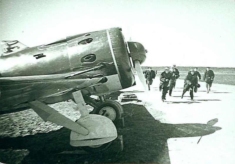 Советские пилоты морской авиации бегут по тревоге к своим самолетам-истребителям И-16.