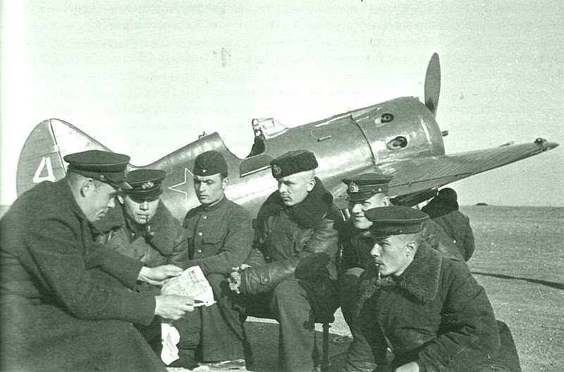 Летчики 6-го гвардейского истребительного авиаполка ВВС Черноморского флота за чтением газет на аэродроме у истребителя И-16. Время съемки: 1942. 