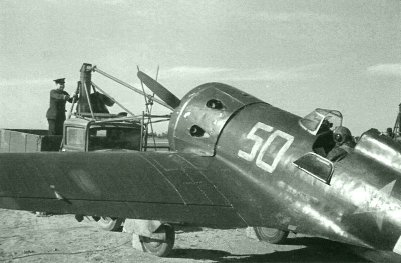 Запуск мотора советского истребителя И-16 тип 6 одного из авиаполков ВВС Балтийского флота при помощи авиастартера. Время съемки: 1941.  