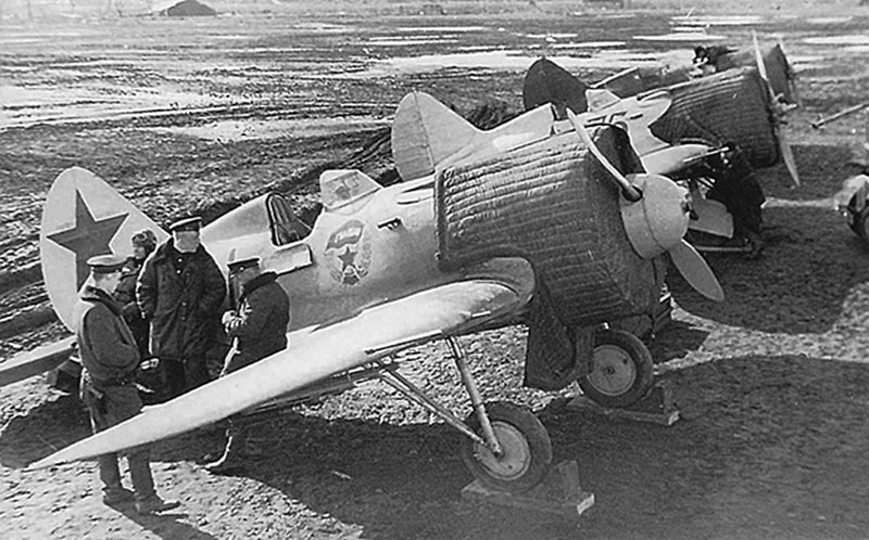 Советские истребители И-16 тип 24 4-го гвардейского авиаполка ВВС Балтийского флота на аэродроме Новая Ладога. Место съемки: Новая Ладога, Ленинградская область. Время съемки: март-апрель 1942.  