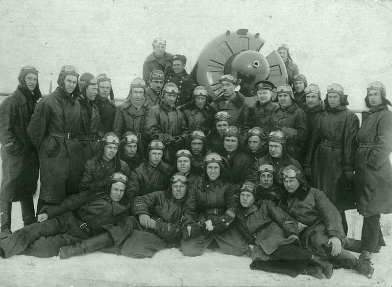 Групповой портрет летчиков 13-й Краснознамённой Отдельной Авиационной Эскадрильи Балтийского Флота у истребителя И-16. Зима 1940 — 1941 гг.