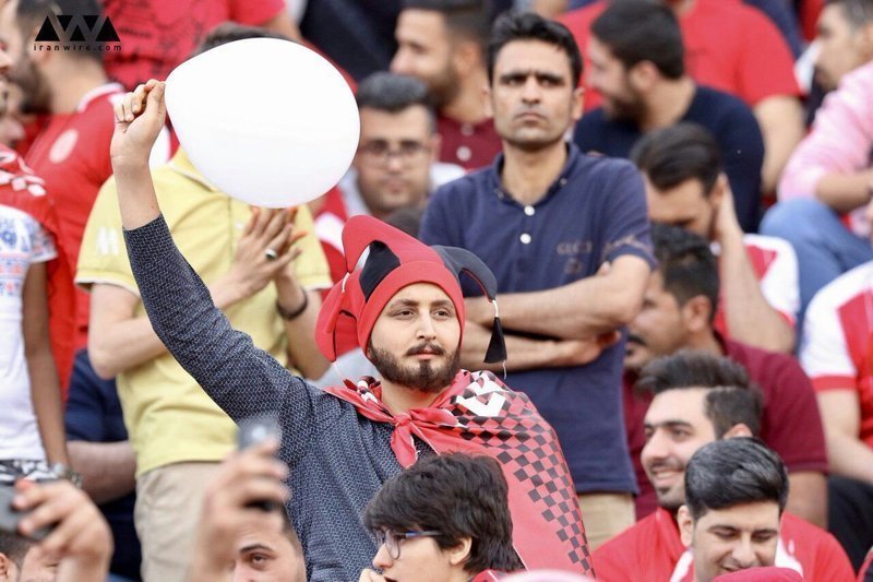 Иранские фанатки переоделись в мужчин, чтобы попасть на футбол