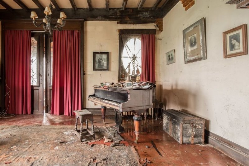 Пианист из Франции Роман Трие фотографирует старые фортепиано в заброшенных местах