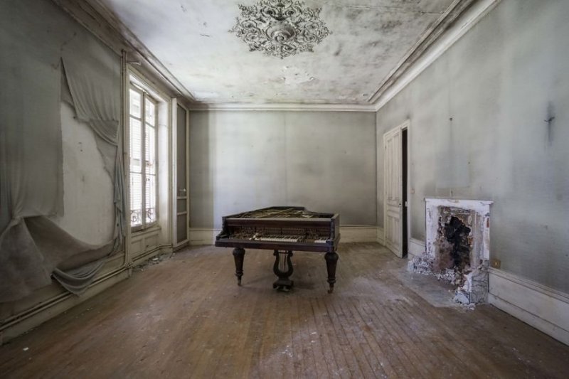 Пианист из Франции Роман Трие фотографирует старые фортепиано в заброшенных местах