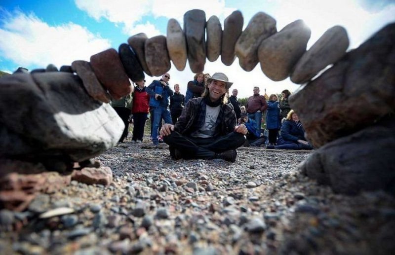 Именно в таком искусстве творцы соревновались в Шотландии 21-22 апреля, 30 мастеров в Данбаре участвовали в ежегодном Чемпионате Европы по укладке камней.