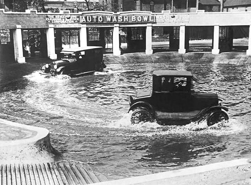 Оригинальная автомойка, предназначенная, главным образом, для очистки шасси, поскольку в 1924 году в Чикаго в США все еще были дороги с грунтом.