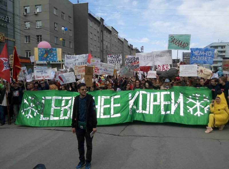 Артемий Лоскутов на фоне главного лозунга новосибирской "Монстрации"