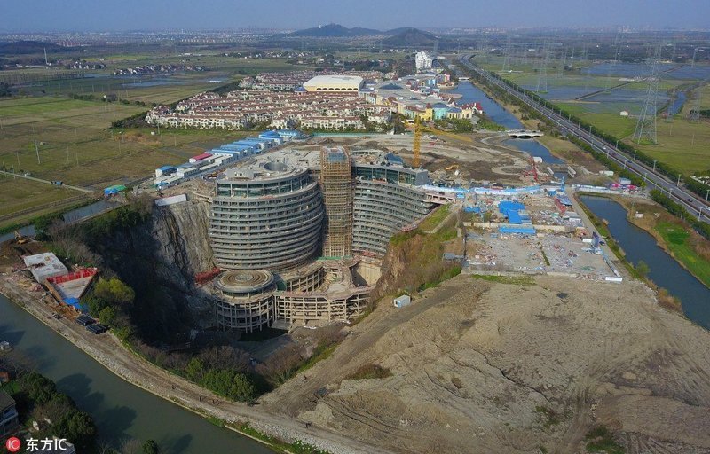В Китае архитекторы решили построить многоэтажный отель в отработанном 80-метровом карьере