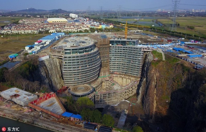 В Китае архитекторы решили построить многоэтажный отель в отработанном 80-метровом карьере