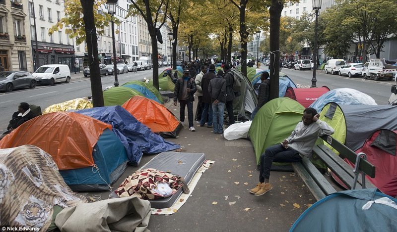 А это лагеря беженцев, практически в центре Парижа - этим уже никого не удивишь. Власти периодически чистят эти клоаки, но они возникают вновь и вновь