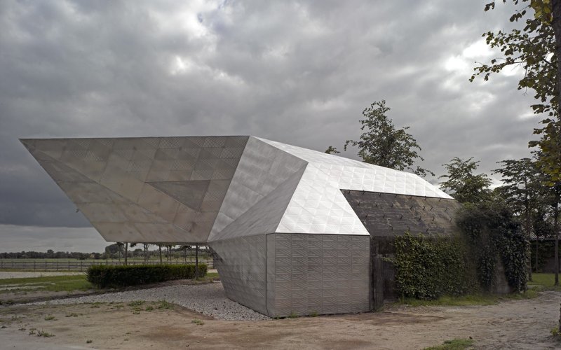 «Чайный домик на бункере»  построен на месте  двух бункеров 1936 года в городке Вресвик в Нидерландах, которые были частью «Голландской Ватерлинии», системы обороны Амстердама