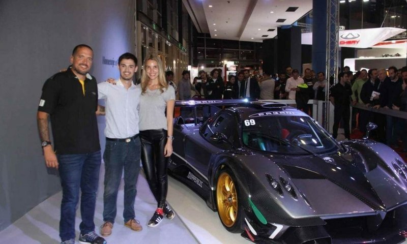 Коллекционер дорогих автомобилей украсил свою гостинную суперкаром Pagani