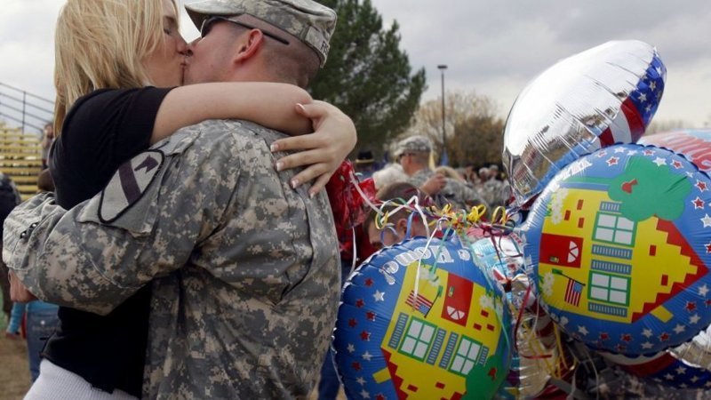 Американских военных научат своевременным поцелуям