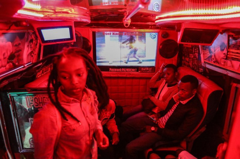 Matatu - колоритный общественный транспорт в Кении