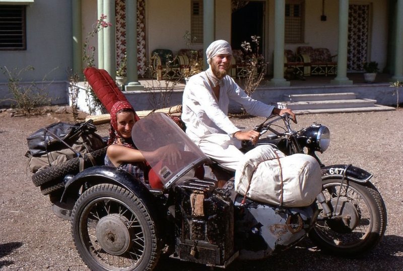 В пути австралийцы встретили пару англичан, приехавших в Индию на мотоцикле БМВ. Еще более отчаянные ребята! Подкова на люльке – главное средство пассивной безопасности, как иконки в Жигулях!