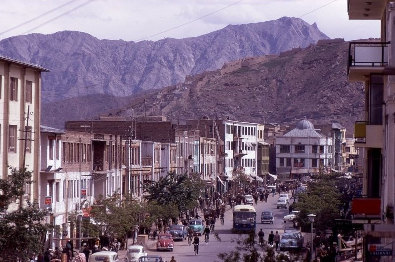 В своих заметках путешественники отмечали, что заметно влияние СССР в Кабуле. На дорогах русские машины, в магазинах русские товары
