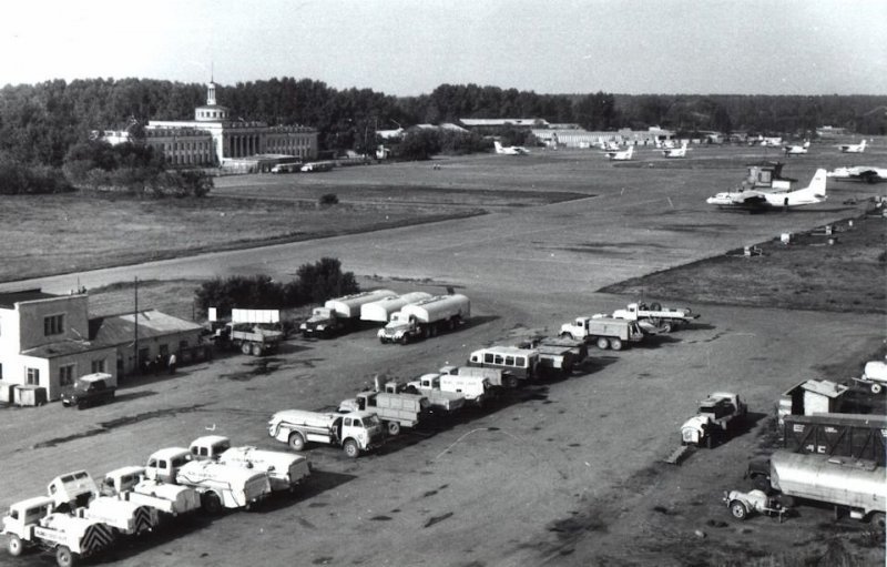 3. Летчикам необходима вообще огромная куча различной спецтехники. Территория аэродрома "Новосибирск-Северный", 1983 год.