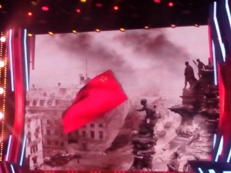 А в Кремлёвском дворце в 2017 году решили проецировать фотографии знамени Победы над рейхстагом, которую анимировали. Найдёте ошибку?