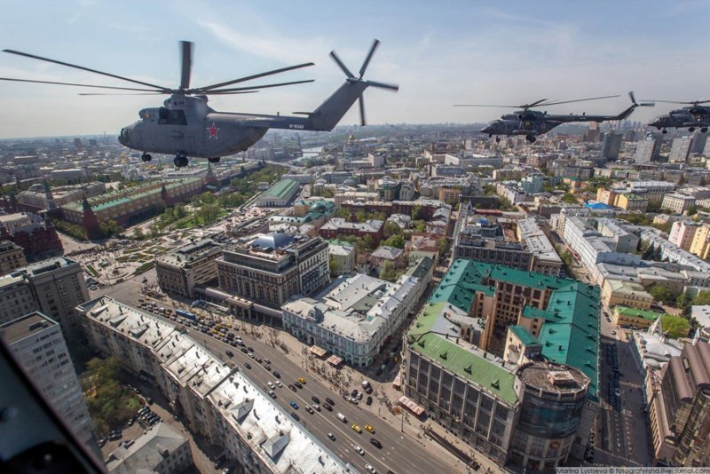 Что видит пилот вертолёта пролетая над Москвой 9 мая!!!