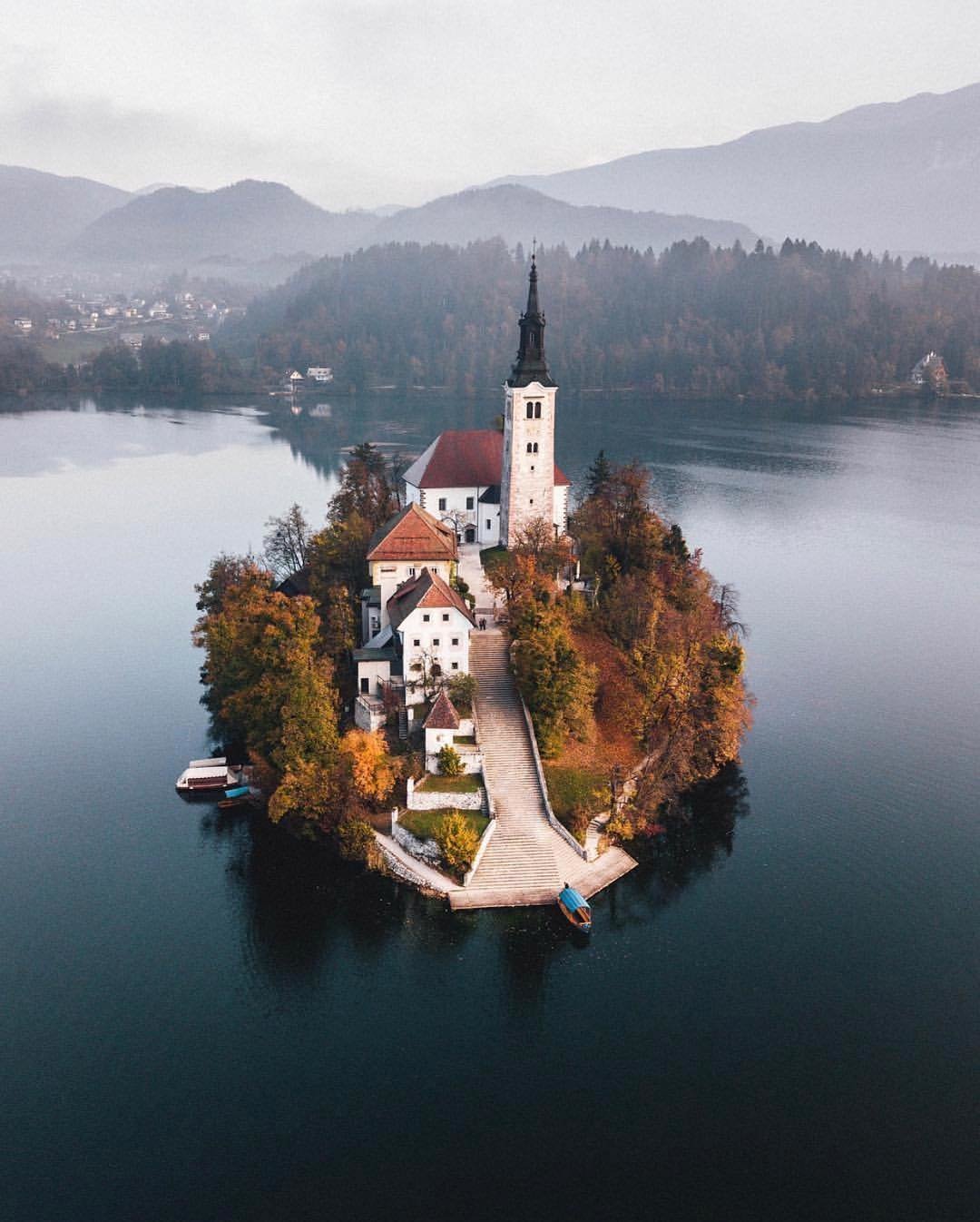 Бледское озеро и храм Словения