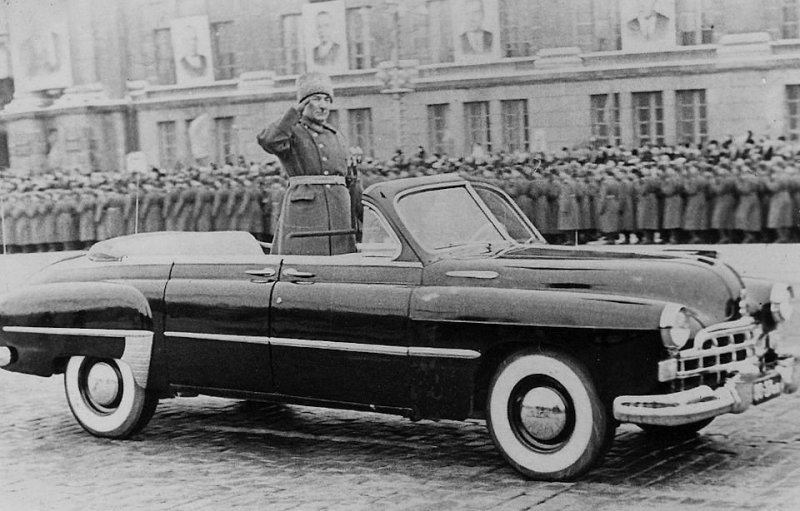 3. ЗИМ-кабриолет, на параде в тогда еще Свердловске, 1965 год.