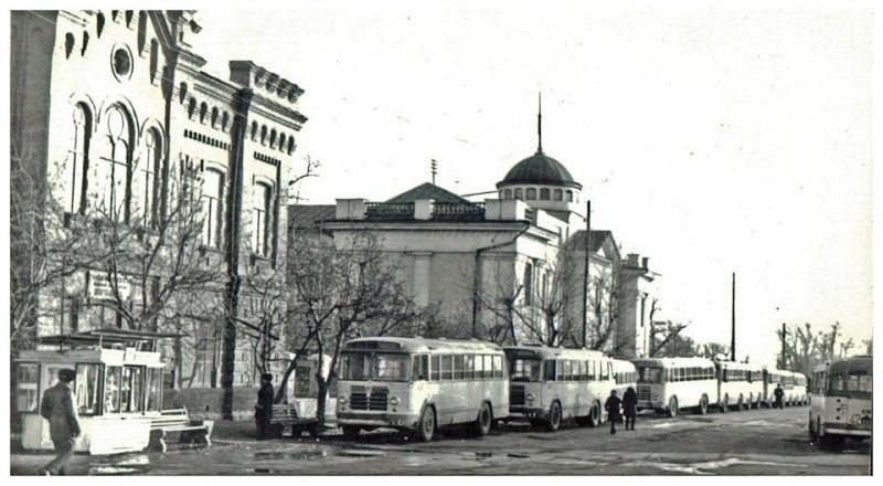 5. Город Минусинск и целая вереница из автобусов семейства ЗИЛ-158. В 1960-х годах эти «будильники» или «голубки», кому как больше нравится, были основными машинами на городских маршрутах в СССР.