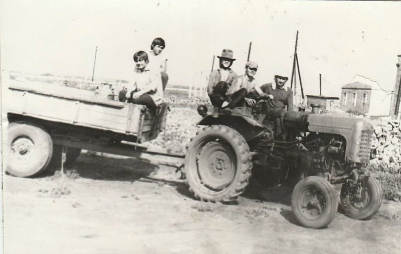 9. Трактор – незаменимый друг советскому человеку на селе. На нем и в поле можно, и с друзьями до магазина.