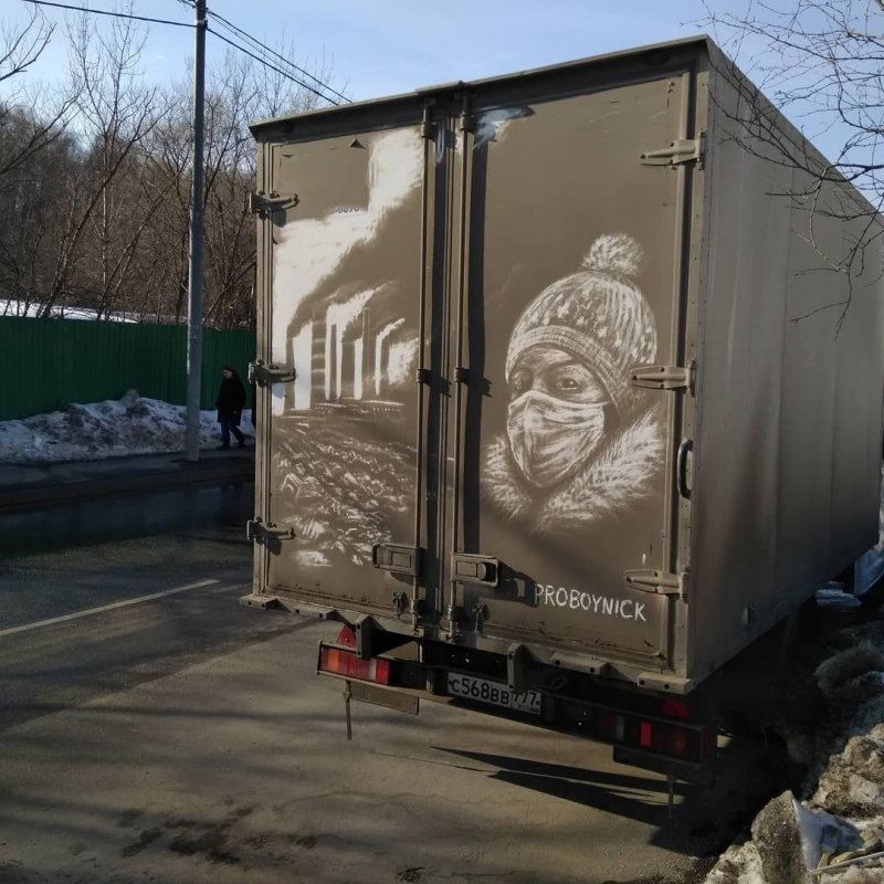 Рисунки Никиты Голубева на грязных автомобилях