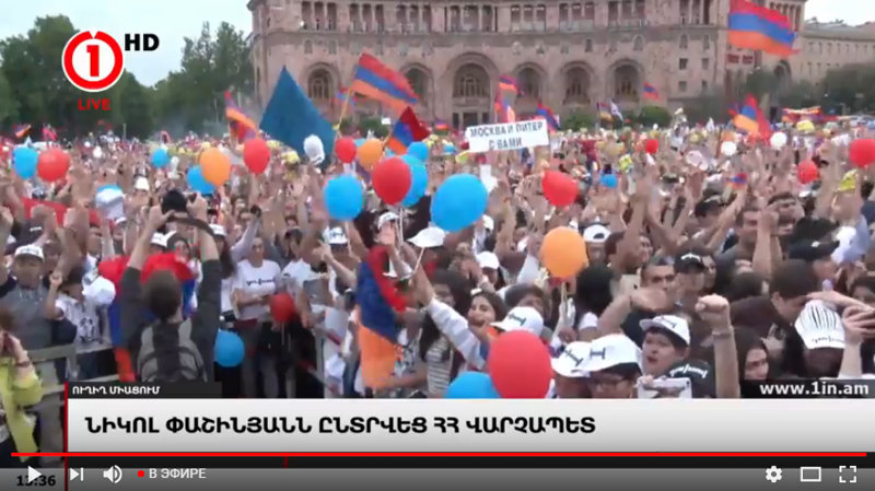 Люди на главной площади Еревана, ждут своего Героя