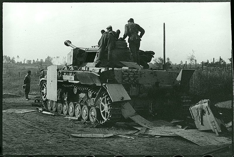 Захваченная нашими войсками немецкая самоходка. Брянский фронт, 1943.