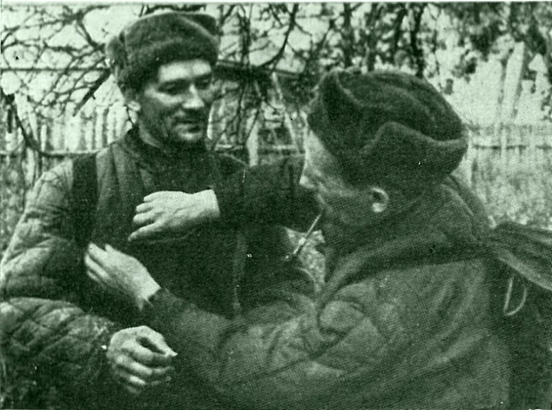 Руководитель работы фронтовых киногрупп Сергей Евтеевич Гусев (1897—1984, слева) и фотокорреспондент газеты «Красная Звезда» Сергей Иванович Лоскутов (1901—1980) перед выходом на задание вместе с партизанами. 