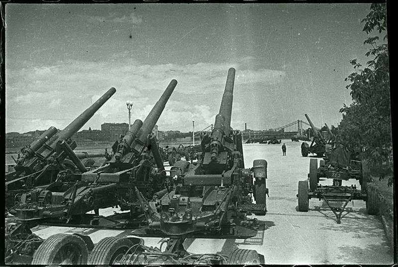 На выставке трофеев. Москва, 1945.