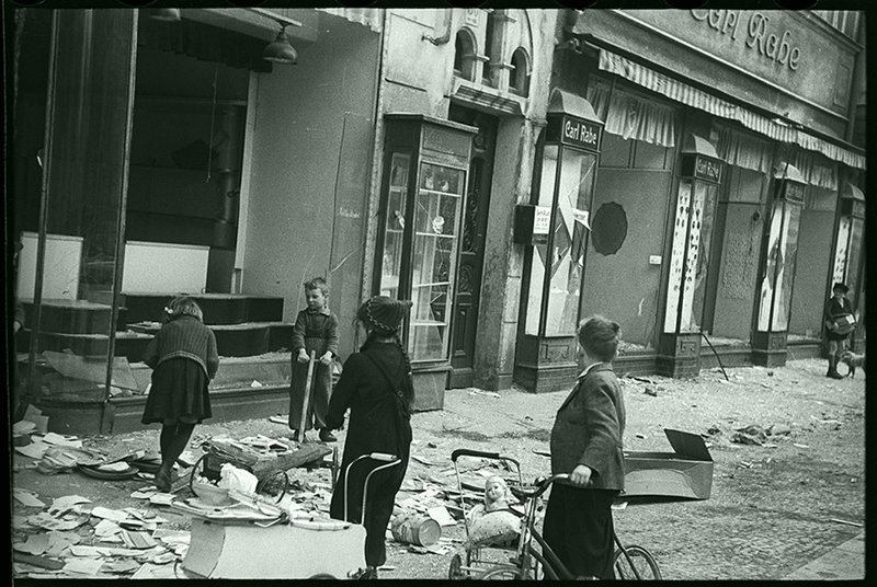 В немецком городе, взятом Советской армией. Германия, 1945.