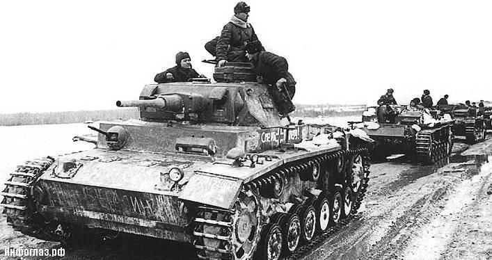 Колонна трофейных боевых машин (танк Pz. III и три StuG III) на Западном фронте, март 1942 года. На борту танка надпись «Смерть Гитлеру!»