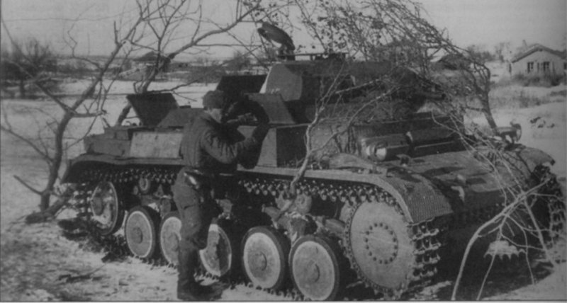 оветский офицер осматривает немецкий лёгкий танк Pz.II Ausf. F, захваченный советскими войсками на хуторе Сухановский. Донской фронт. Декабрь 1942 г.