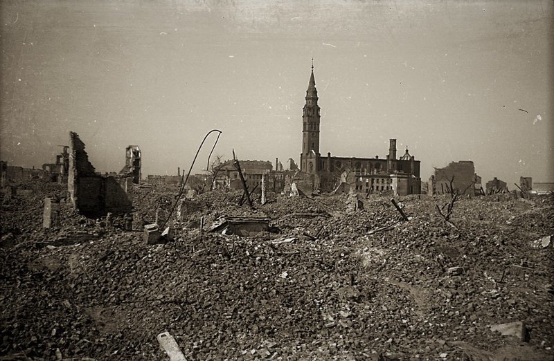 Разрушенная столица. Дрезден после бомбежки 1945 год. Дрезден 1944. Разрушенный Дрезден 1945.