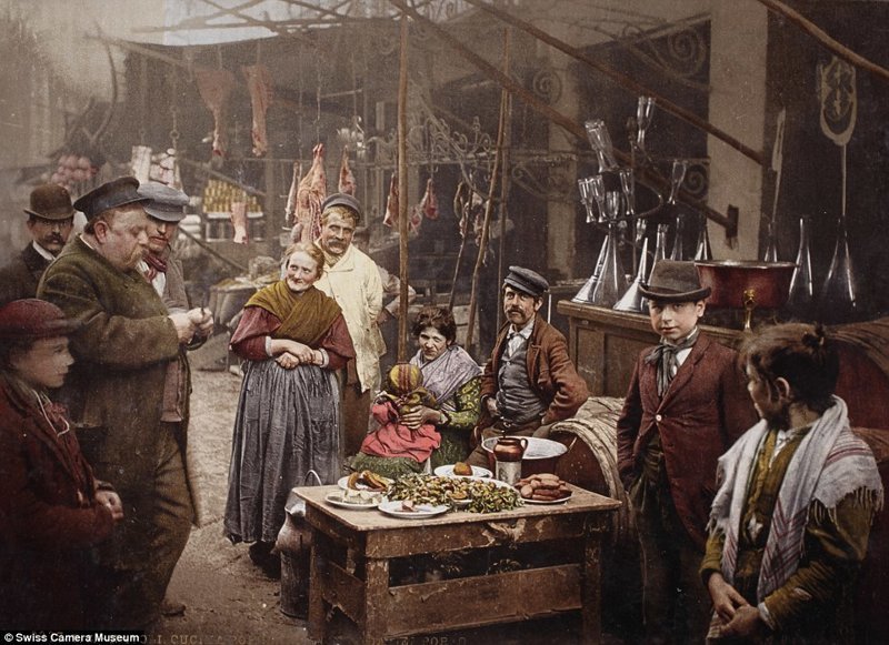 Люди пробуют на вкус уличную еду, Неаполь, 1899.