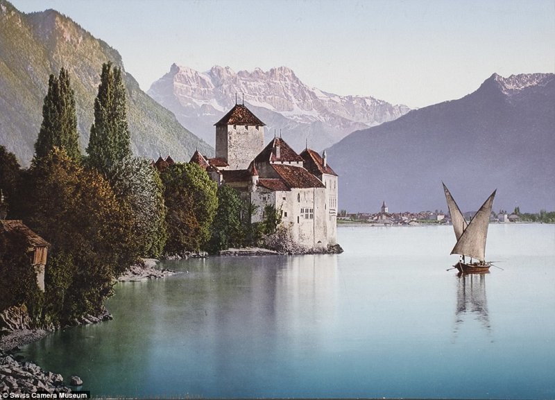 Замок Шийон на Женевском озере и вид на гору Дан-дю-Миди, Швейцария.