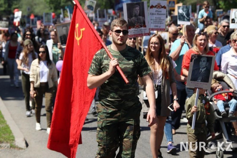 Это наша сила": 120 тыс. человек пришли на "Бессмертный полк" в Алматы