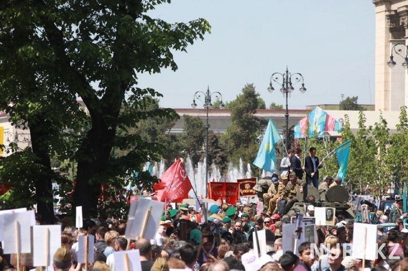 Это наша сила": 120 тыс. человек пришли на "Бессмертный полк" в Алматы