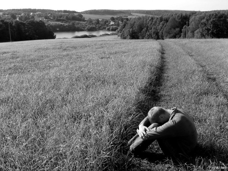 Щемящий это. Одинокое поле. Человек в поле чб. Один в поле. Одинокий парень в поле.