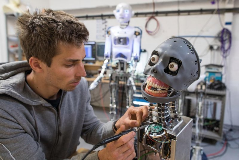 Специалист Engineering Arts работает над созданием робота в штаб-квартире компании в Пенрине