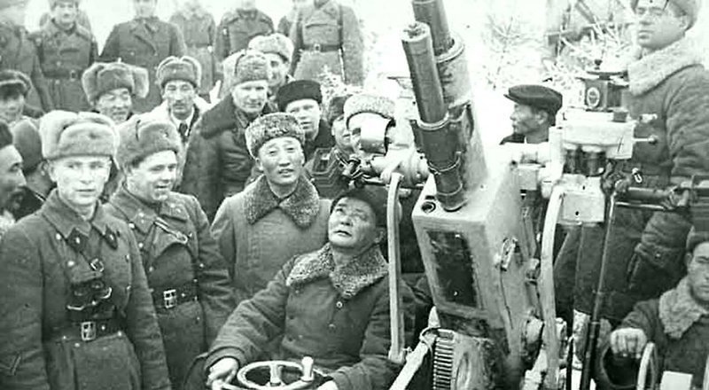 Вернемся к МОНГОЛИИ. Монгольский маршал Чойбалсан осваивает советские зенитки.