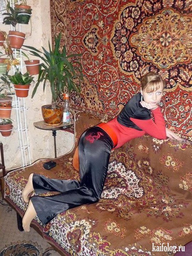 Девочка на фоне ковра. Ковер фон. Фотосессия на фоне ковра. Женщина на фоне ковра. Деревенские на фоне ковра.