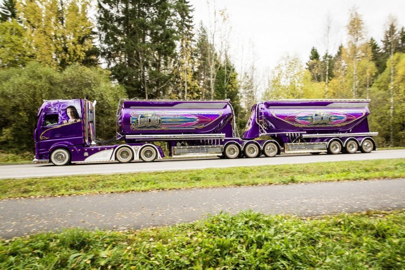 Внешний вид грузовика и полуприцепов выполнен, в основном, в фиолетовом цвете с помощью специальной краски для аэрографии.