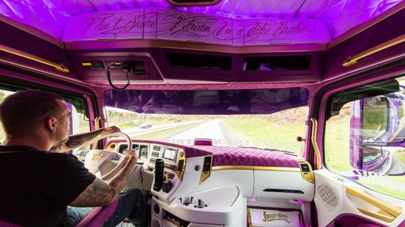 Интерьер кабины выполнен в белой коже и фиолетовом бархате. Водитель, наверное, разувается, когда садится за руль. Видимо, он действительно счастлив, управляя таким необычным авто-арт-объектом.