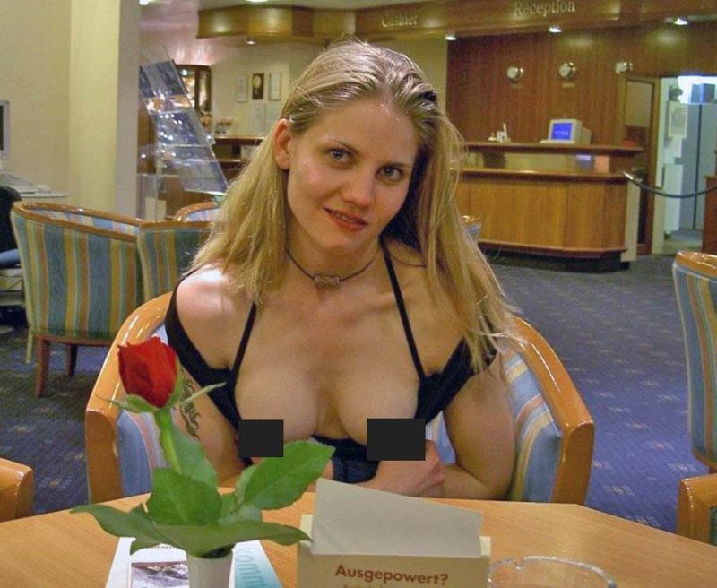 Новый тренд: девушки обнажают грудь в ресторане